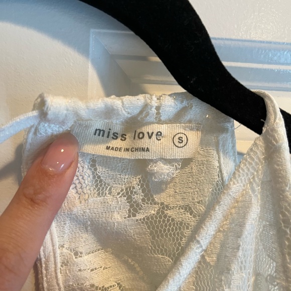 Lace top with peekaboo shoulders - Picture 3 of 3